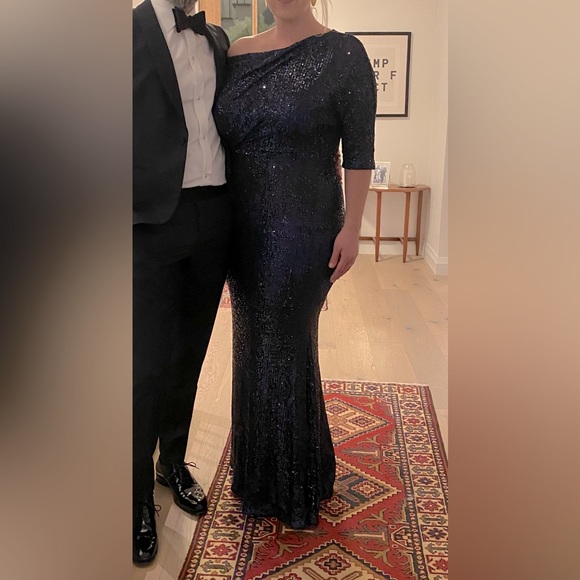 Off shoulder sequin gown - Picture 5 of 5